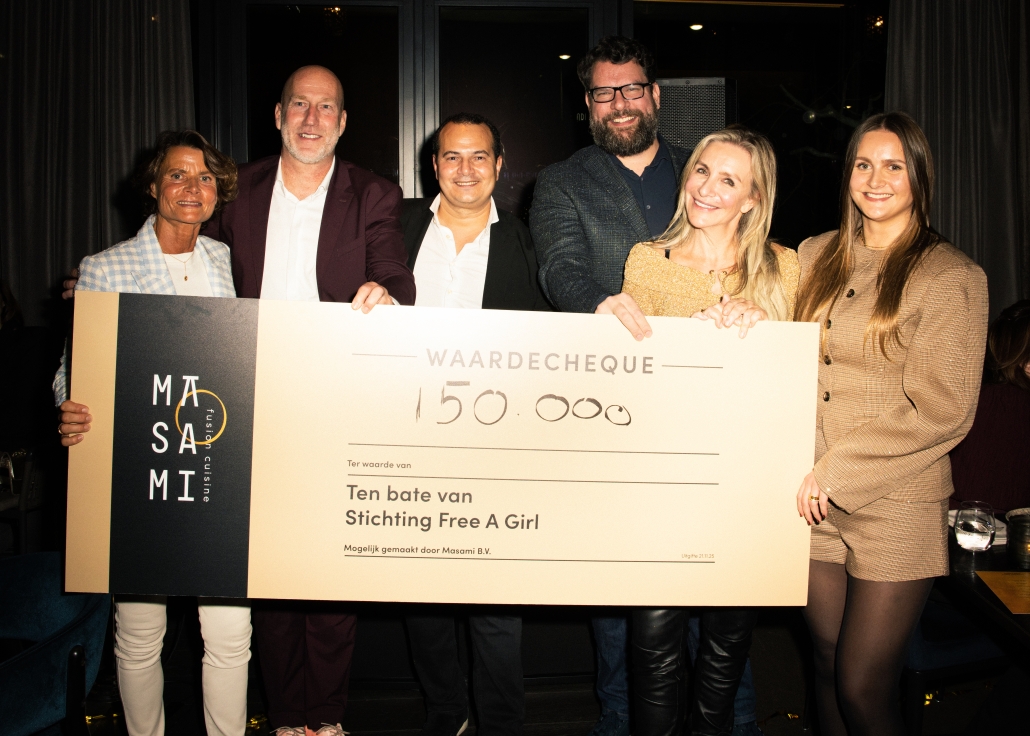 Team Masami en Free a Girl met de €150.000 cheque